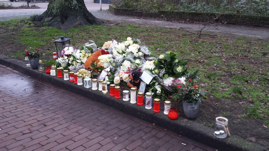 Bloemenmonument na de dodelijke schietpartij in Enschede