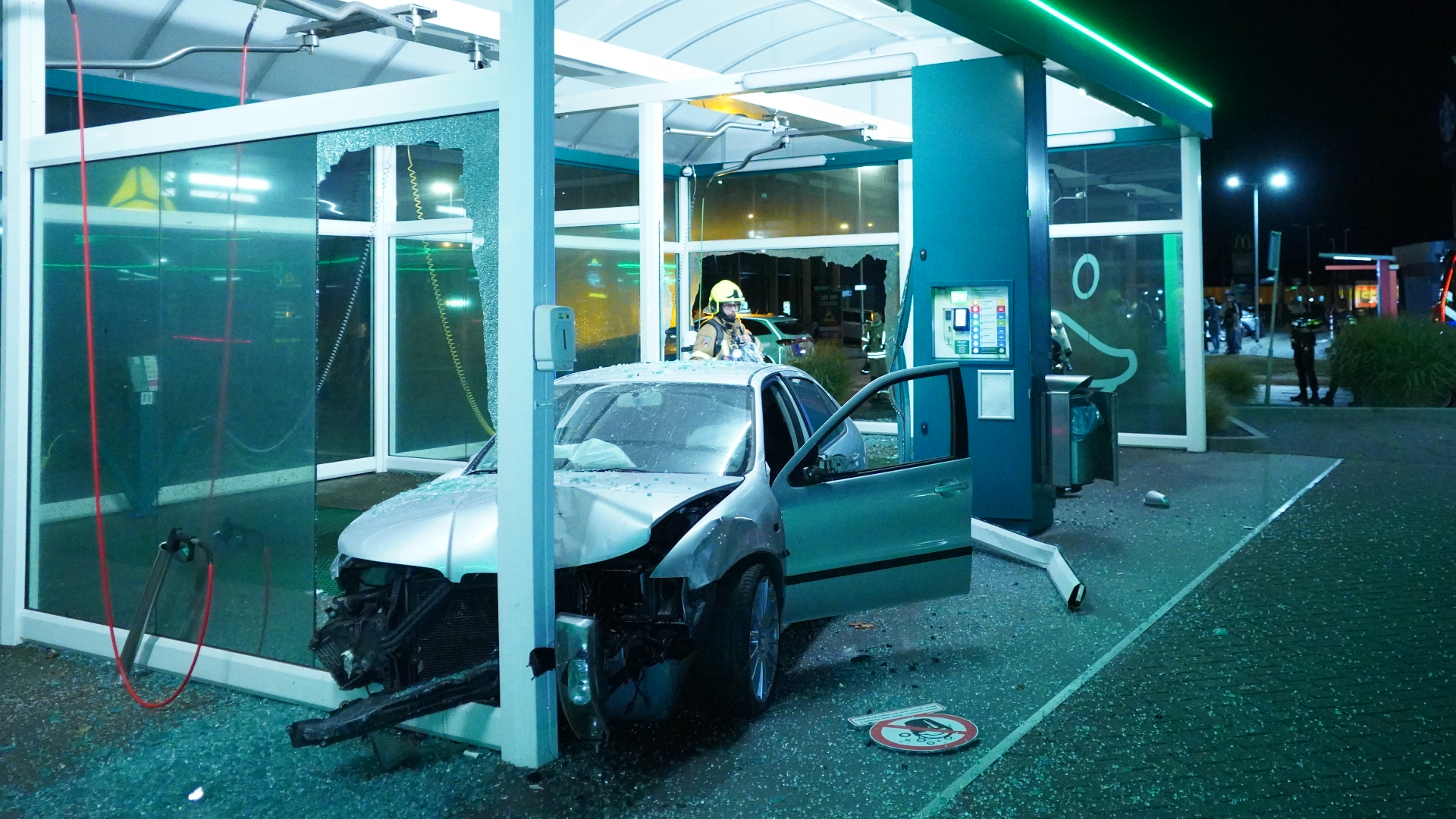 Een van de auto's reed dwars door de wasbox.