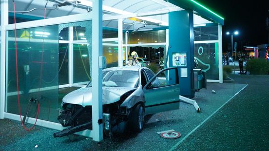 Ravage bij wasboxen nadat twee auto's op elkaar botsen
