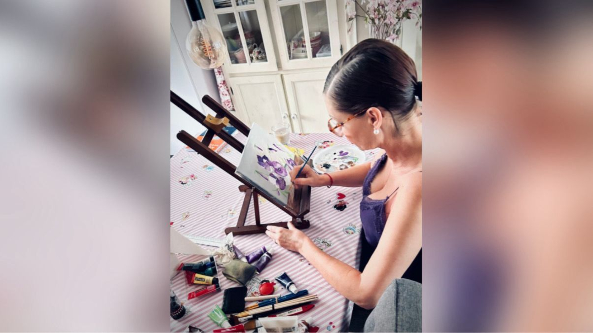 Paola tijdens het schilderen met haar vader.