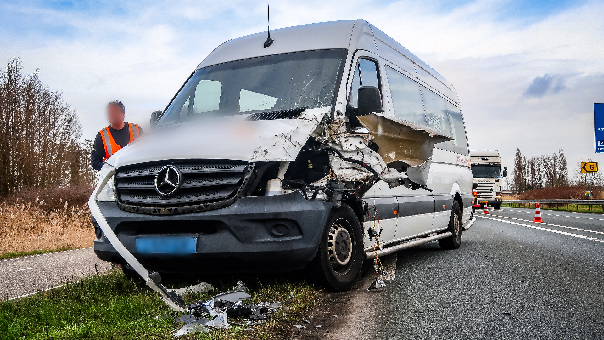 Ongeluk tussen taxibusje en vrachtwagen in Vinkeveen.