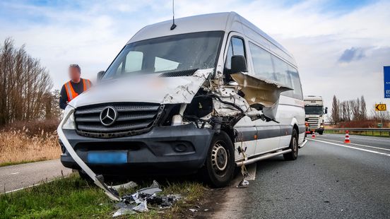 Ongeluk tussen taxibusje en vrachtwagen in Vinkeveen. Ongeluk tussen taxibusje en vrachtwagen in Vinkeveen.