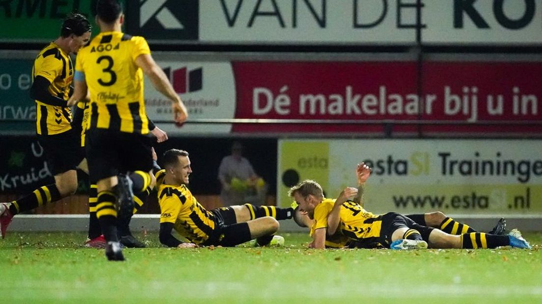 Juichende DVS-spelers na de overwinning tegen Eindhoven