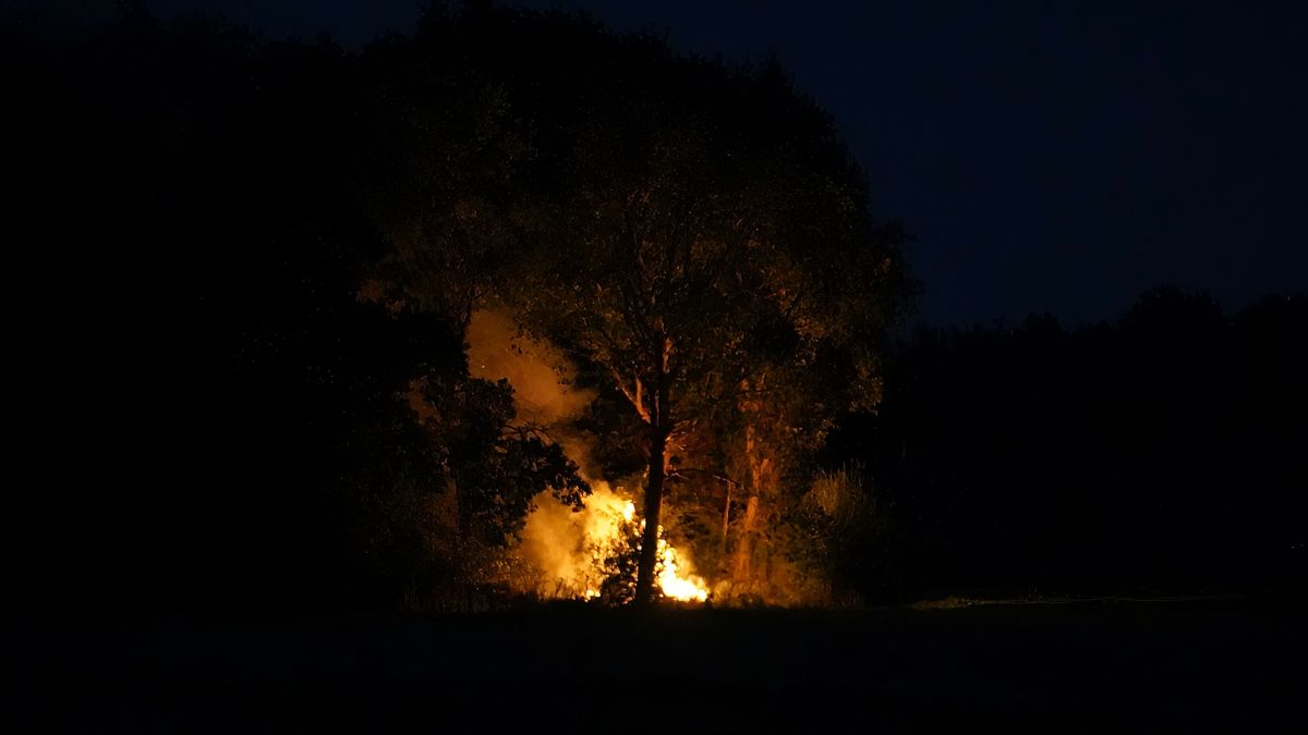 Brandweer blust buitenbrand in Bovensmilde