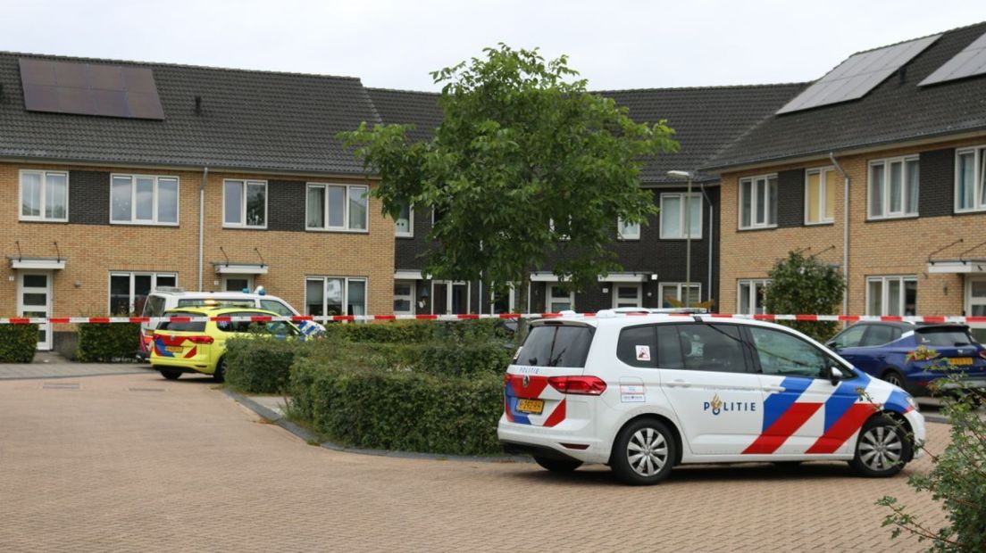 In Eerbeek is een dode persoon aangetroffen. De politie onderzoekt de doodsoorzaak.