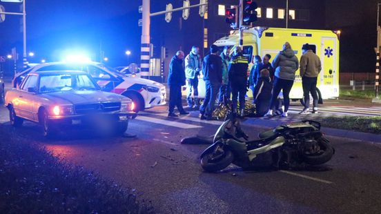 Gewonde bij aanrijding tussen oldtimer en scooter. Gewonde bij aanrijding tussen oldtimer en scooter.