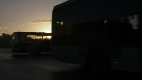 Waarom Dirk en Henri de bus vanochtend in de remise laten staan