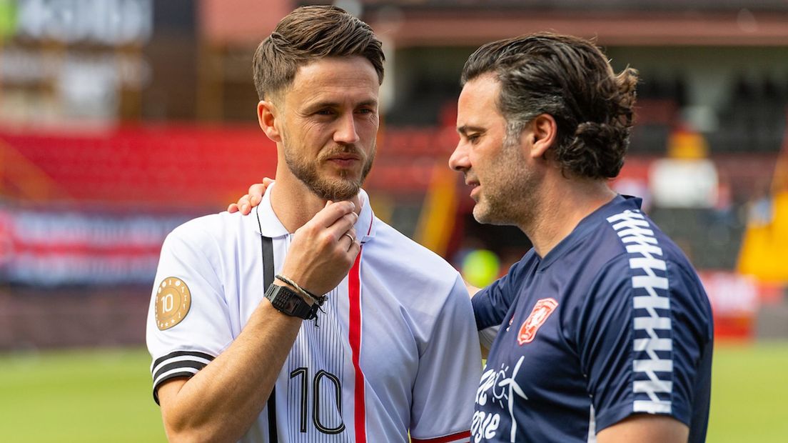 Ricky van Wolfswinkel (l) in het speciale Bryan Ruiz-shirt