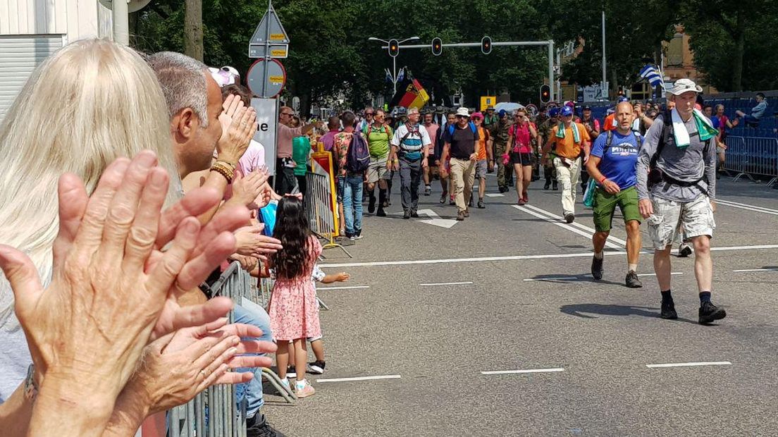 Dag twee van de Vierdaagse 2019 is ten einde gekomen. De blaren van dag één werden vandaag goed gevoeld. Het was Roze Woensdag én de dag van Wijchen. De wandelaars deden vandaag ook Weurt en Beuningen aan. Lees hier terug wat er allemaal gebeurde!