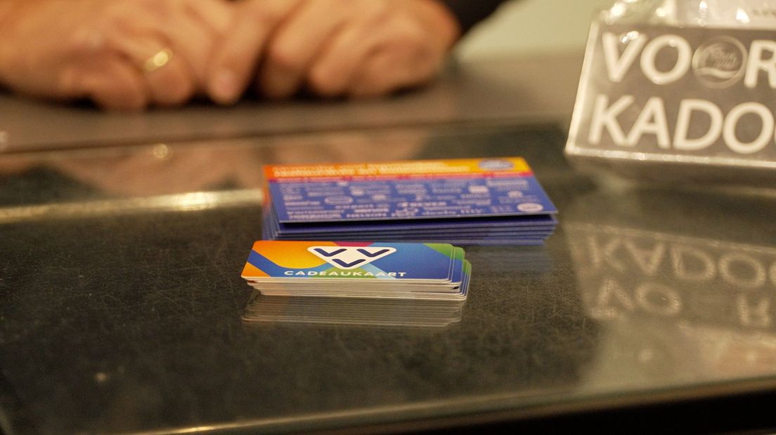 Dubieuze klant aan het lijntje houden terwijl winkelier politie belt