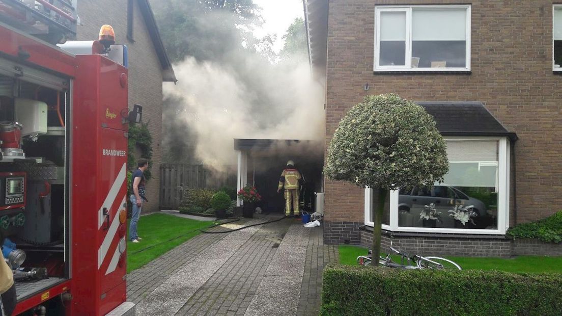 Hevige rookontwikkeling na brand in schuur Hengevelde