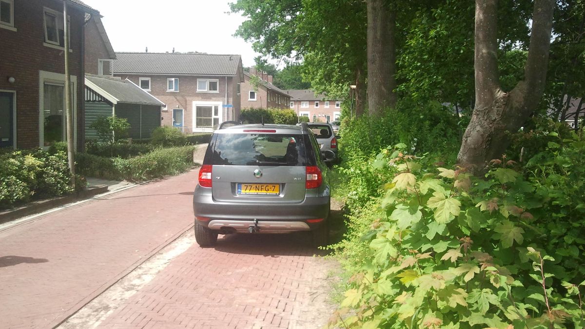 Parkeerplaatsen Plesmanweg Paterswolde te smal