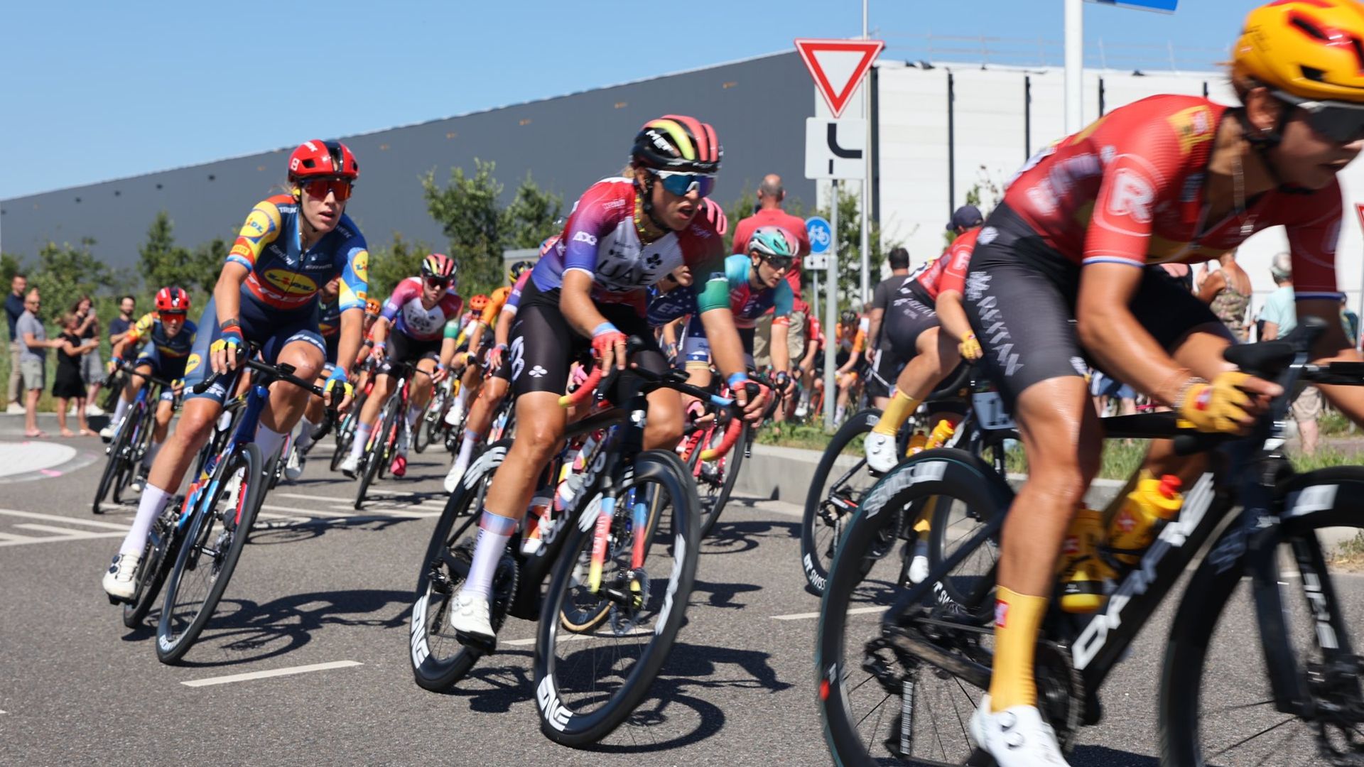 De rensters scheuren door de bocht op de Ravenseweg in Hellevoetsluis