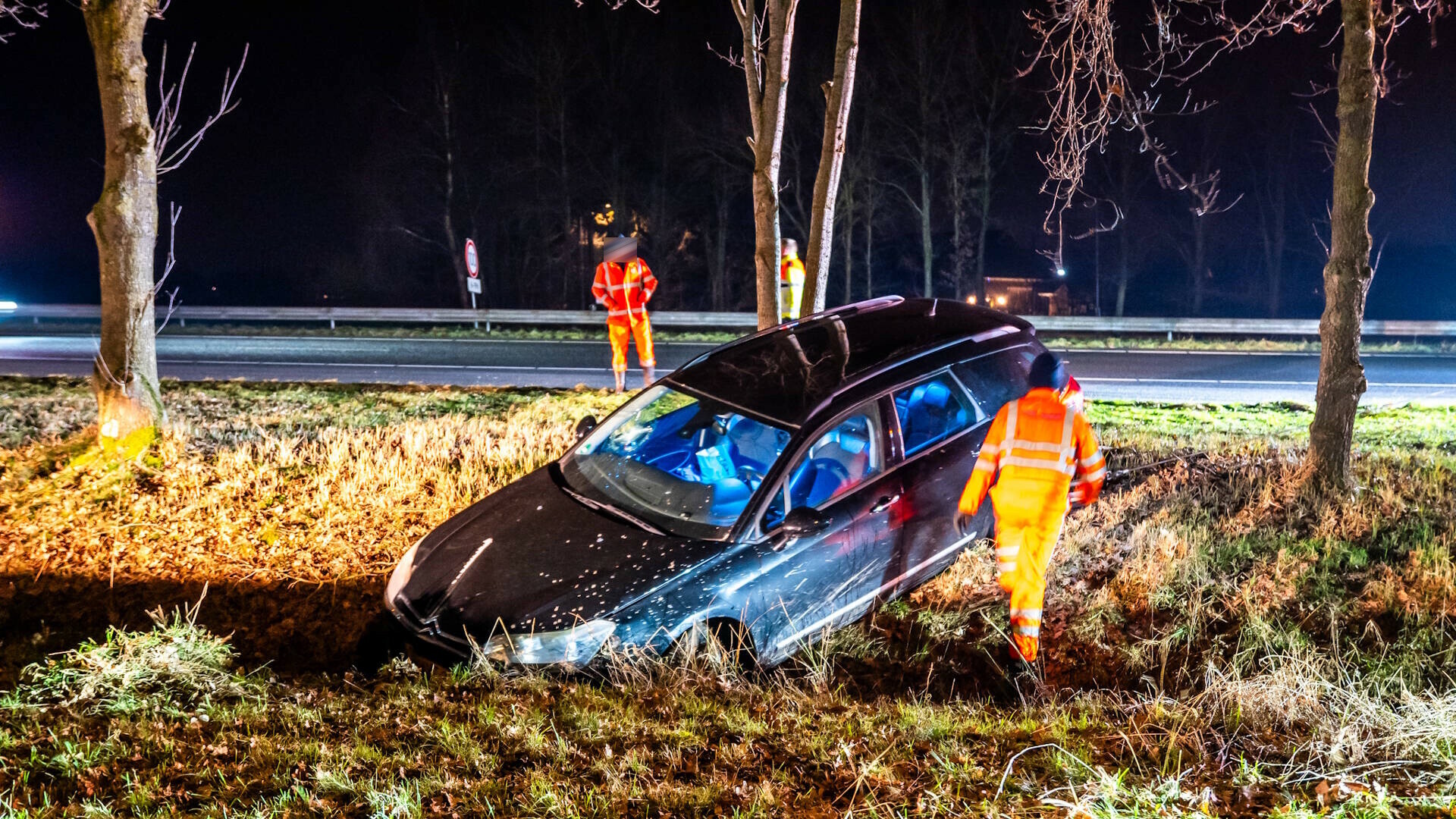 Automobilist negeert stopteken op A7, gaat spookrijden en vlucht voor politie