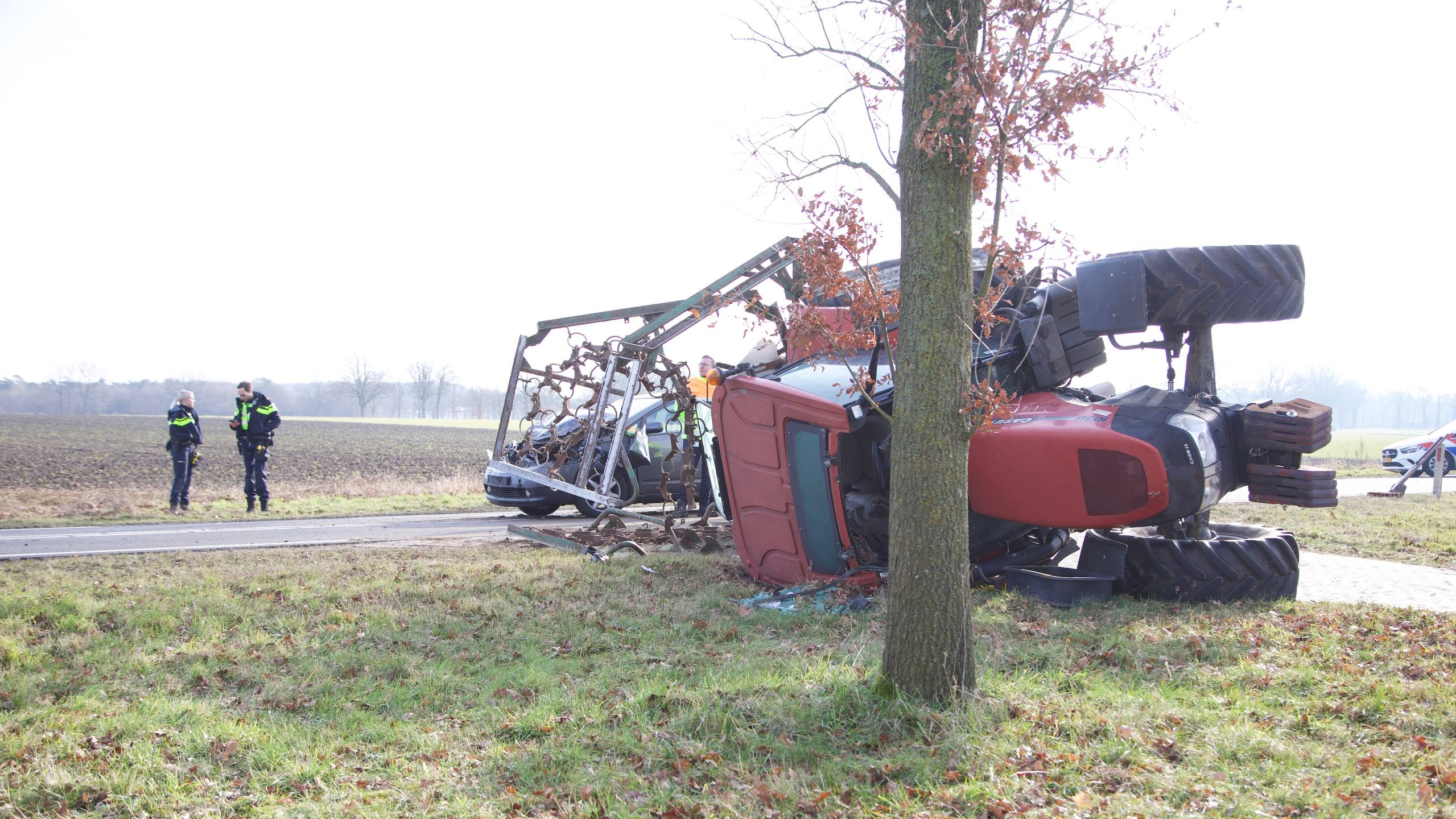 Tractor belandt op de zijkant na botsing met auto.