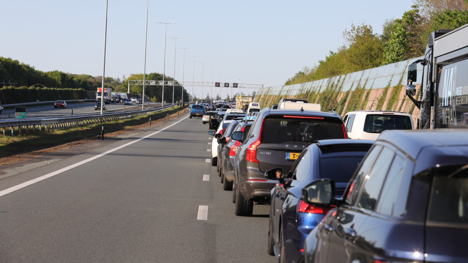 Uur vertraging op de A27, hitteprotocol van kracht bij Rijkswaterstaat