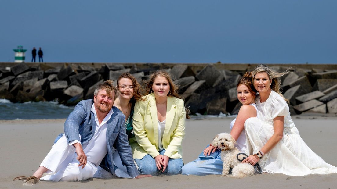 De koninklijke familie op het Zuiderstrand in Den Haag