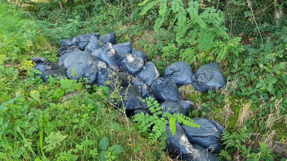 Vuilniszakken vol met afval van hennepteelt zijn gedumpt in Enschede.