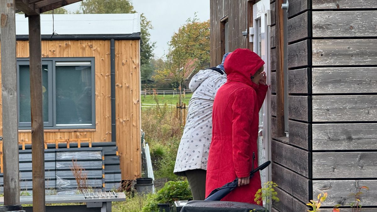Bouw woonwijk met tiny houses in Gasselternijveen gaat voorspoedig, bewoners laten vol trots hun nie