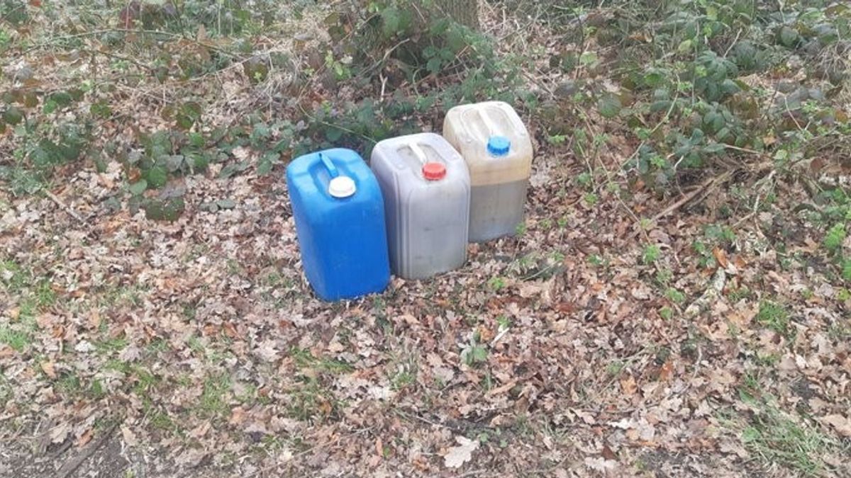Jerrycans met afgewerkte olie gedumpt in Midlaren