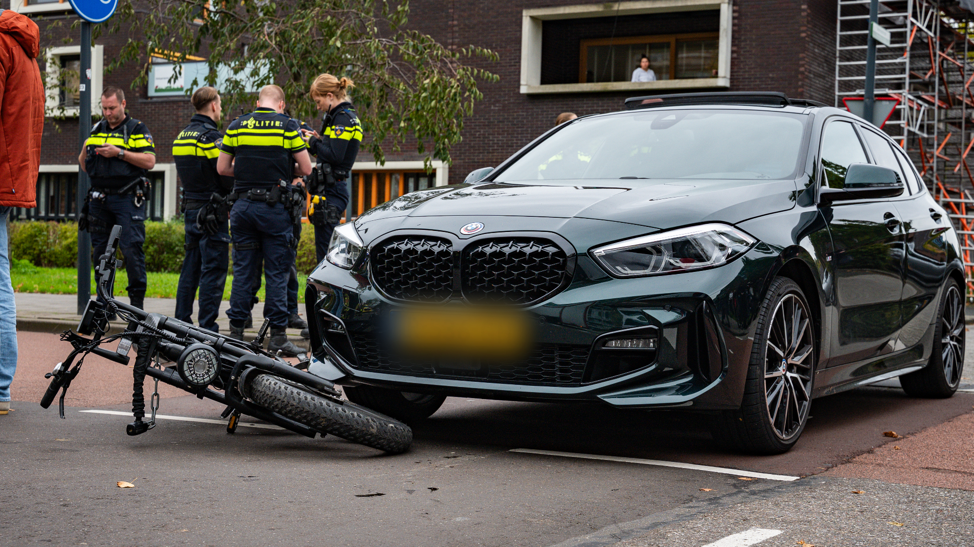 Botsing tussen fatbike en auto in Schiedam.