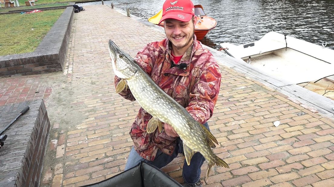 Mirko Schlüsselberg met een gevangen snoek