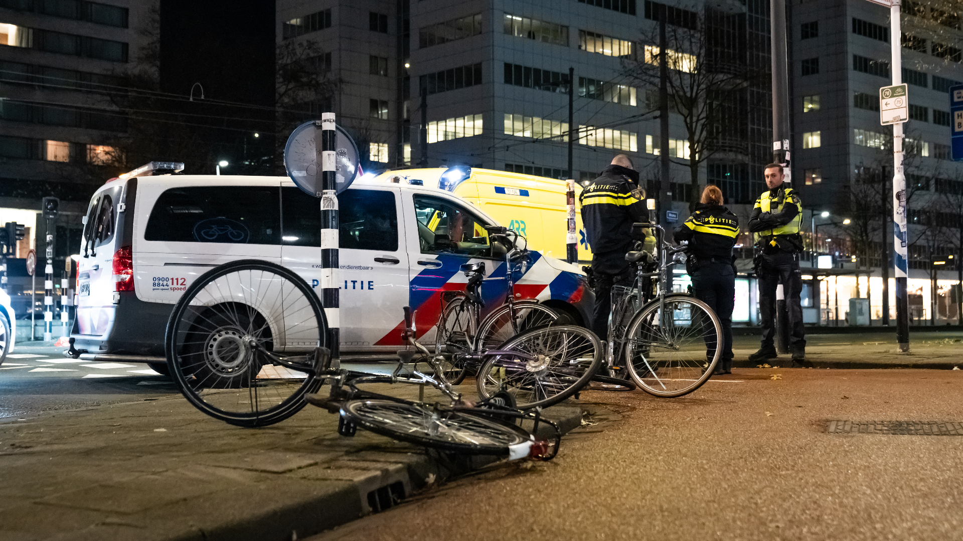 Een jongen is zwaargewond geraakt na een val
