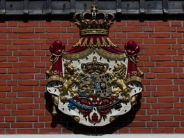 Plaquette van regentes Emma keert terug naar De Groeve: 'Hij hoorde niet bij De Wachter'