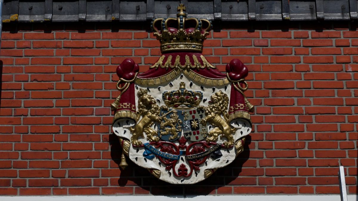 Plaquette van regentes Emma keert terug naar De Groeve: 'Hij hoorde niet bij De Wachter'