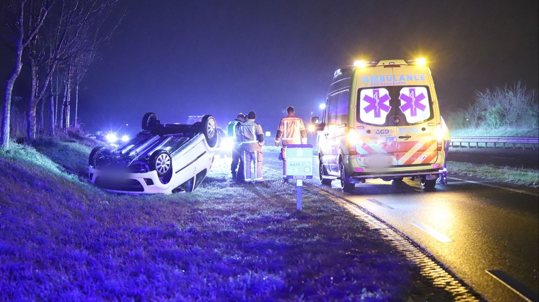 In Delfgauw belandde een auto op zijn kop