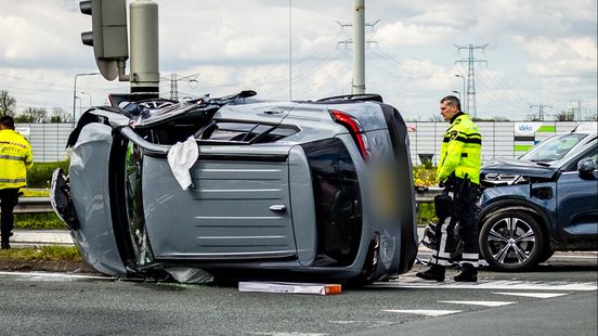 Auto op zijn kant na aanrijding, vier personen naar het ziekenhuis Home