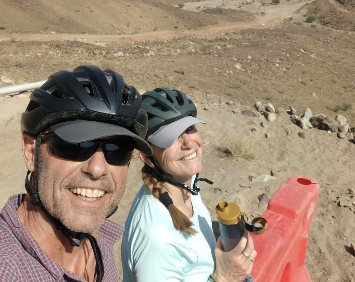 Zeeuwse fietsers die vastzaten in Dubai kunnen hun reis voortzetten: 'Het bleef spannend tot het laatste moment'