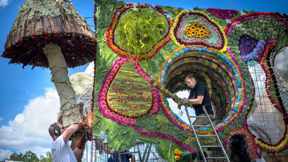 Vrijwilligers van het bloemencorso in Eelde werken aan hun praalwagens