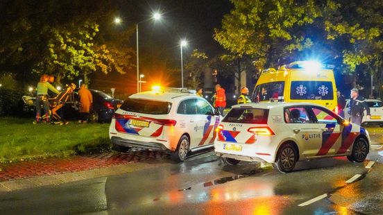 Auto schiet na botsing rechtdoor over rotonde in Assen. Auto schiet na botsing rechtdoor over rotonde in Assen.
