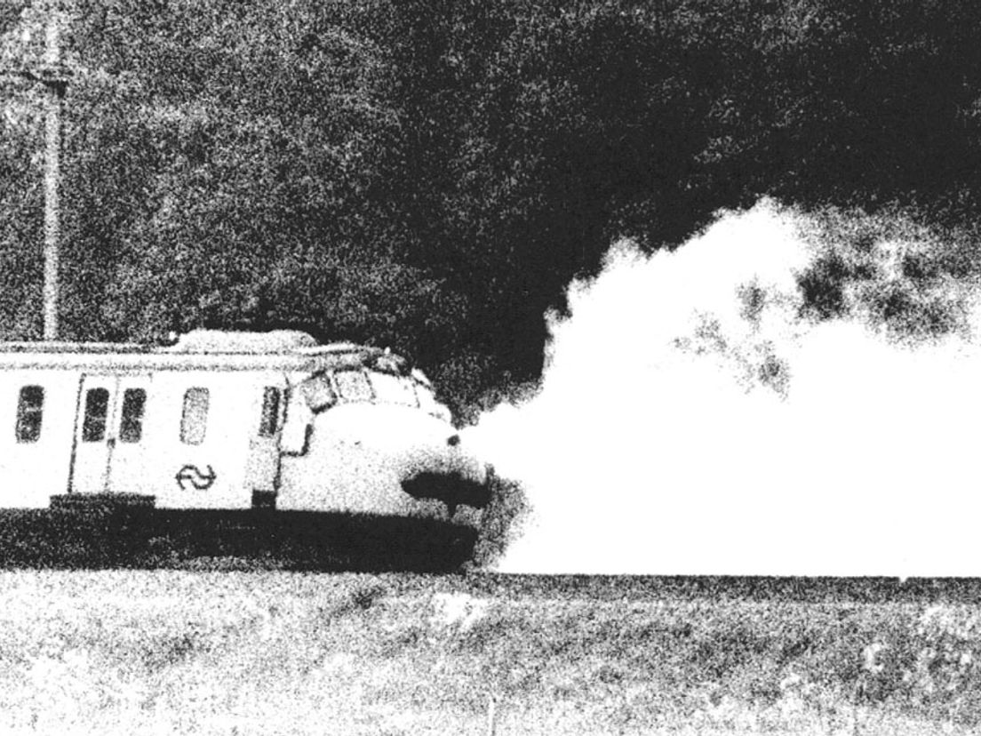 Uit de achterzijde van de gekaapte trein in Glimmen ontsnapte plotseling een grote stoomwolk.