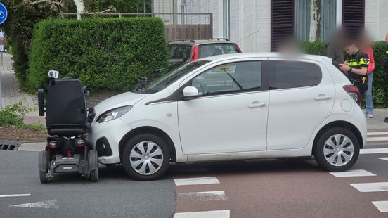 Vrouw in scootmobiel gewond bij aanrijding