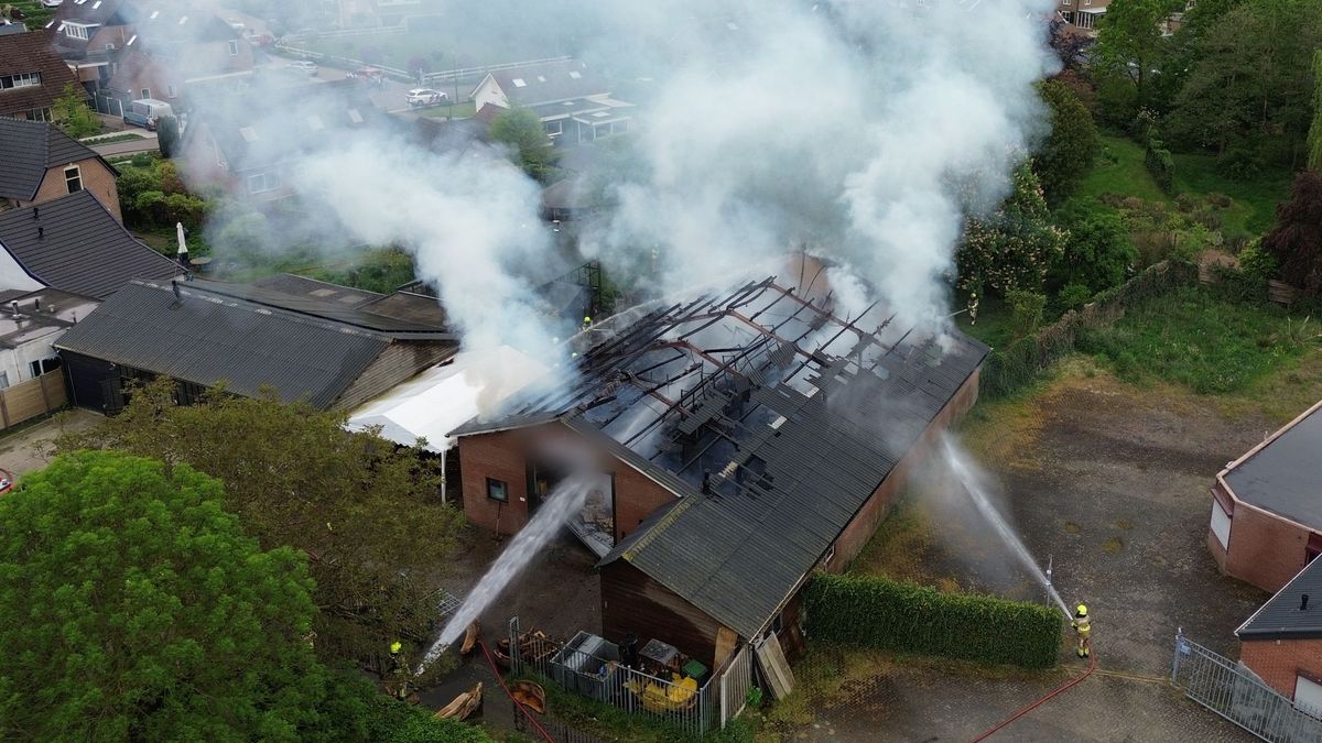 Loods in brand: flinke rookontwikkeling boven dorp