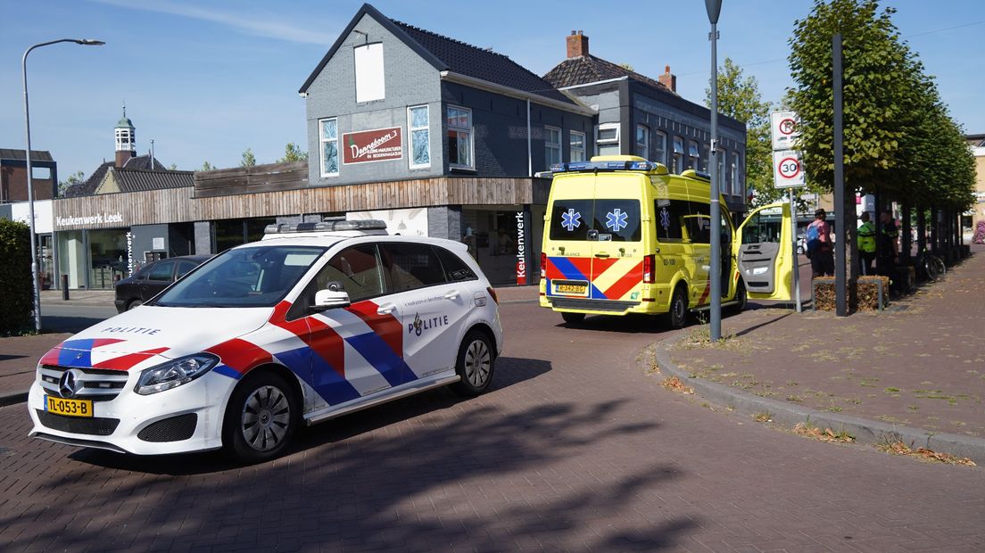 Hulpdiensten In Nietap, waar een auto en een fietser botsten