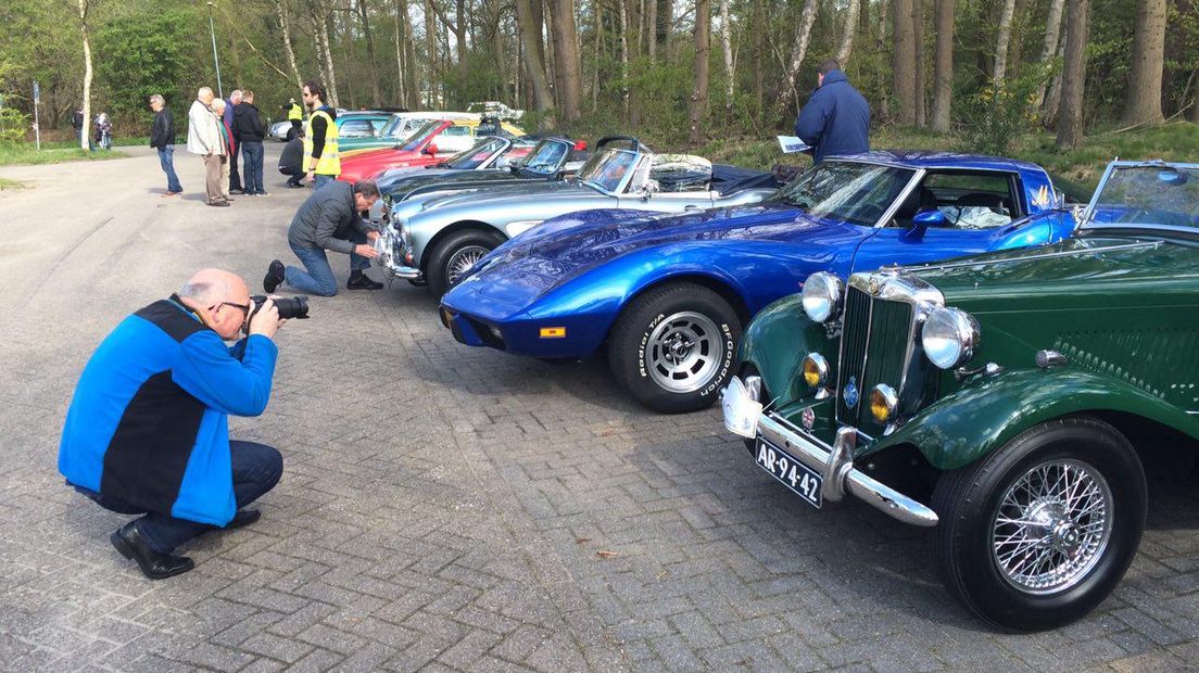 De auto's staan klaar voor vertrek (Rechten: Hugo Boogaerdt / RTV Drenthe)