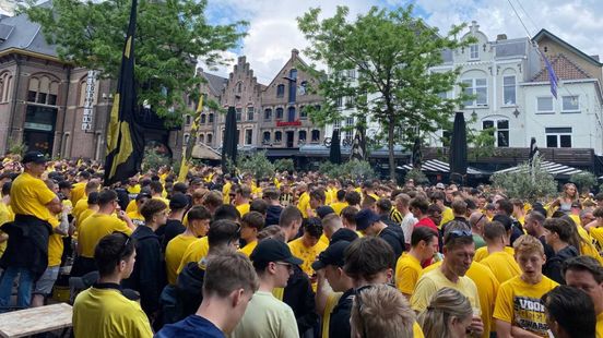Vitesse-fans steken vuurwerk af, lopen mars • autorijder gewond