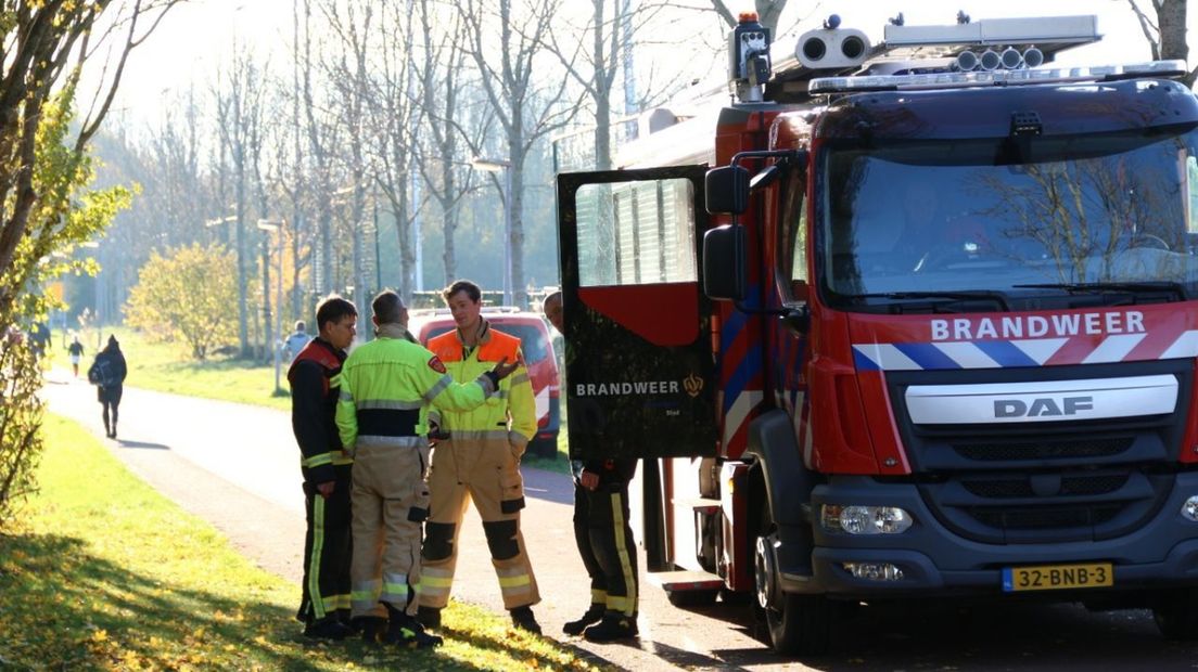 De brandweer bij het sportveld in Lewenborg