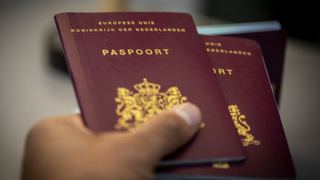 Een Haagse ambtenaar zou criminelen aan valse paspoorten hebben geholpen