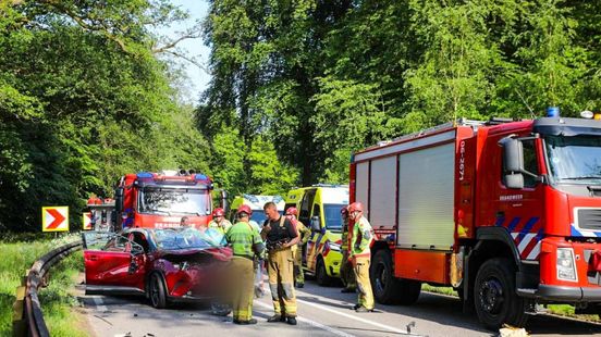 Auto over de kop • motorrijder in sloot