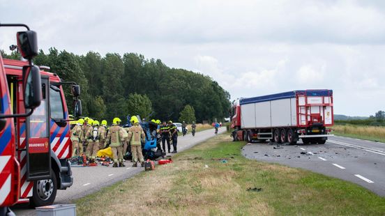 Dode na frontale botsing tussen vrachtwagen en auto bij Sommelsdijk. Dode na frontale botsing tussen vrachtwagen en auto bij Sommelsdijk.