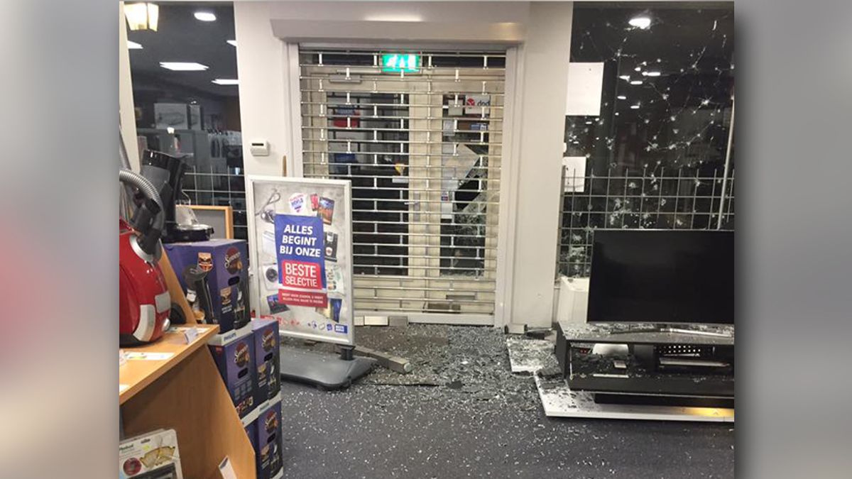 Dieven blazen ruit elektronicazaak Vreeswijk op