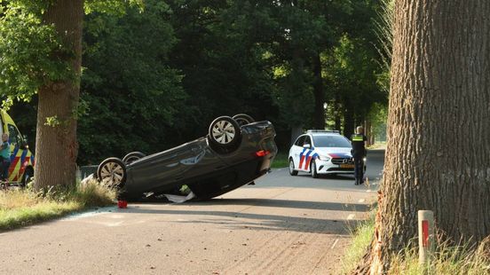 Auto over de kop · veel schade na botsing. Auto over de kop · veel schade na botsing.