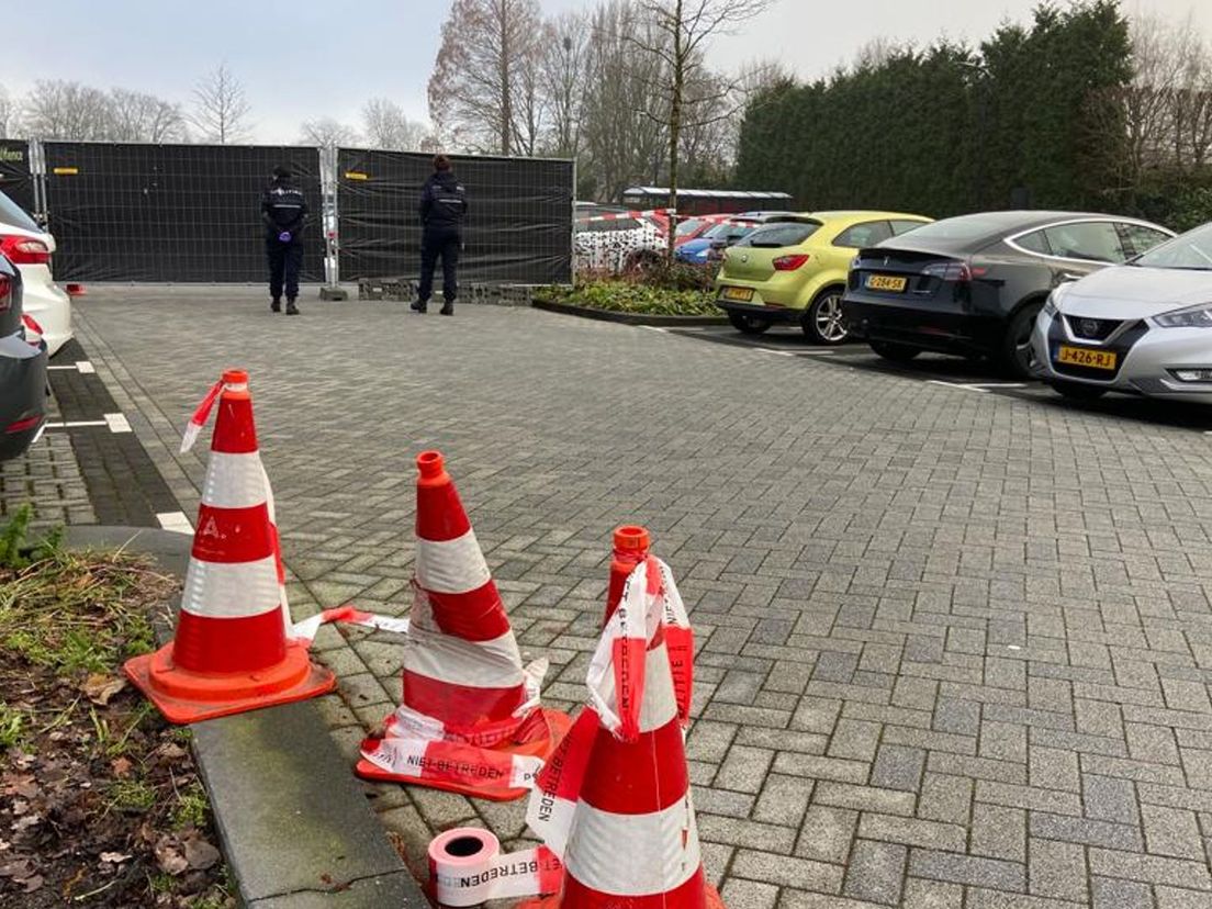 Een deel van het parkeerterrein is nu afgesloten voor het onderzoek