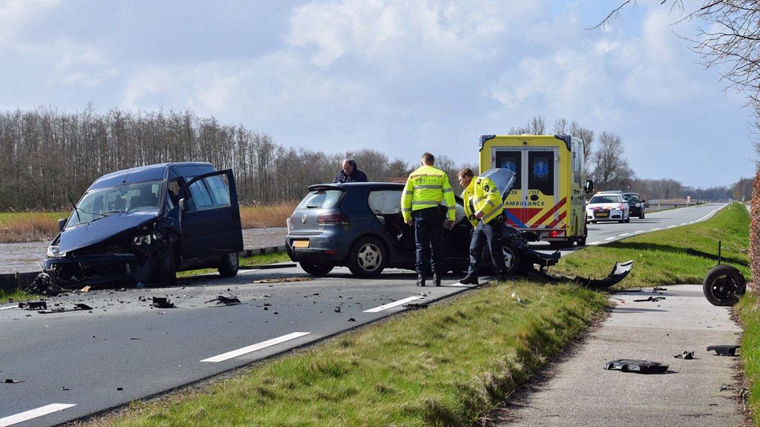 De auto's kwamen in botsing op het Slochterdiep.