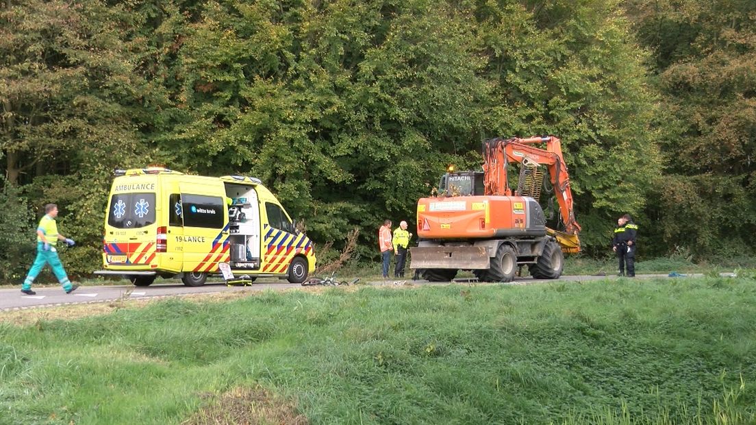 71-jarige fietser zwaargewond na botsing graafmachine