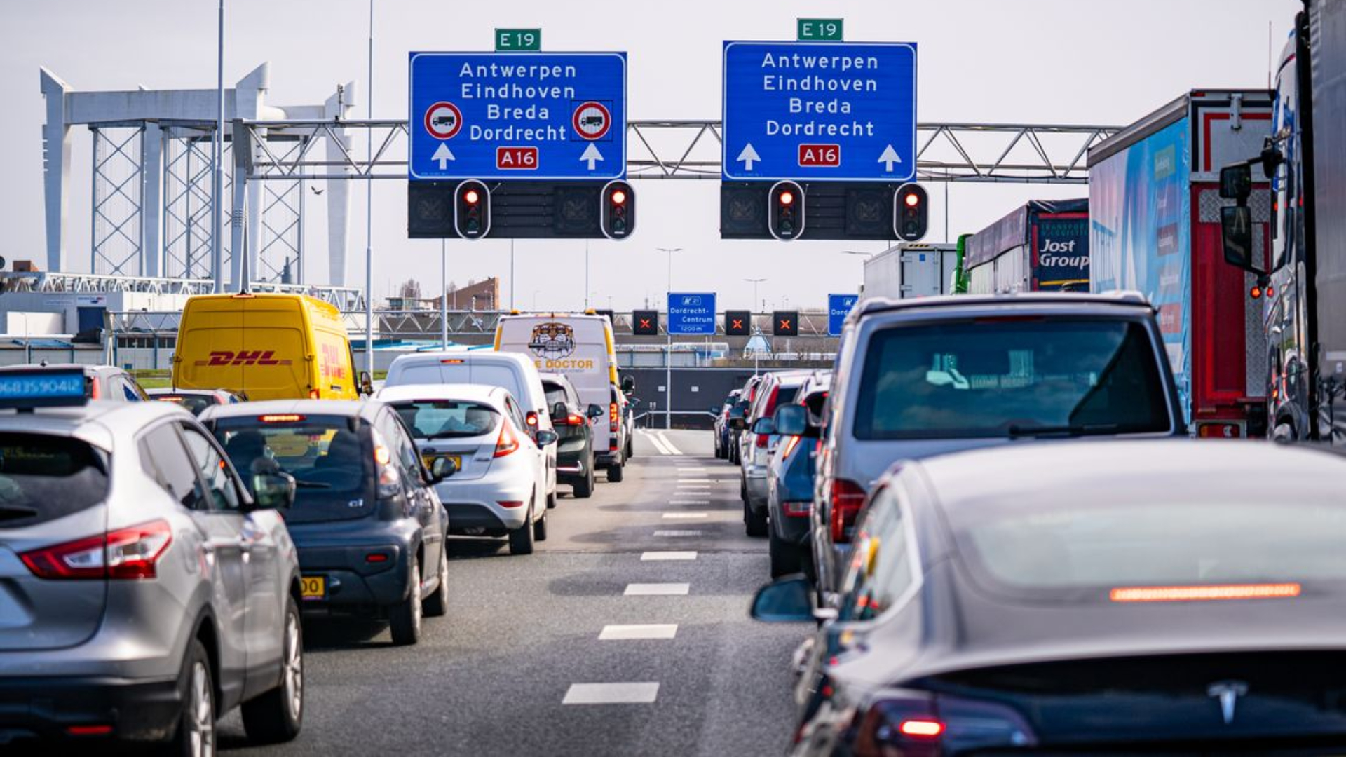 File op A16 na ongeluk voorbij, een vrachtwagen geborgen.